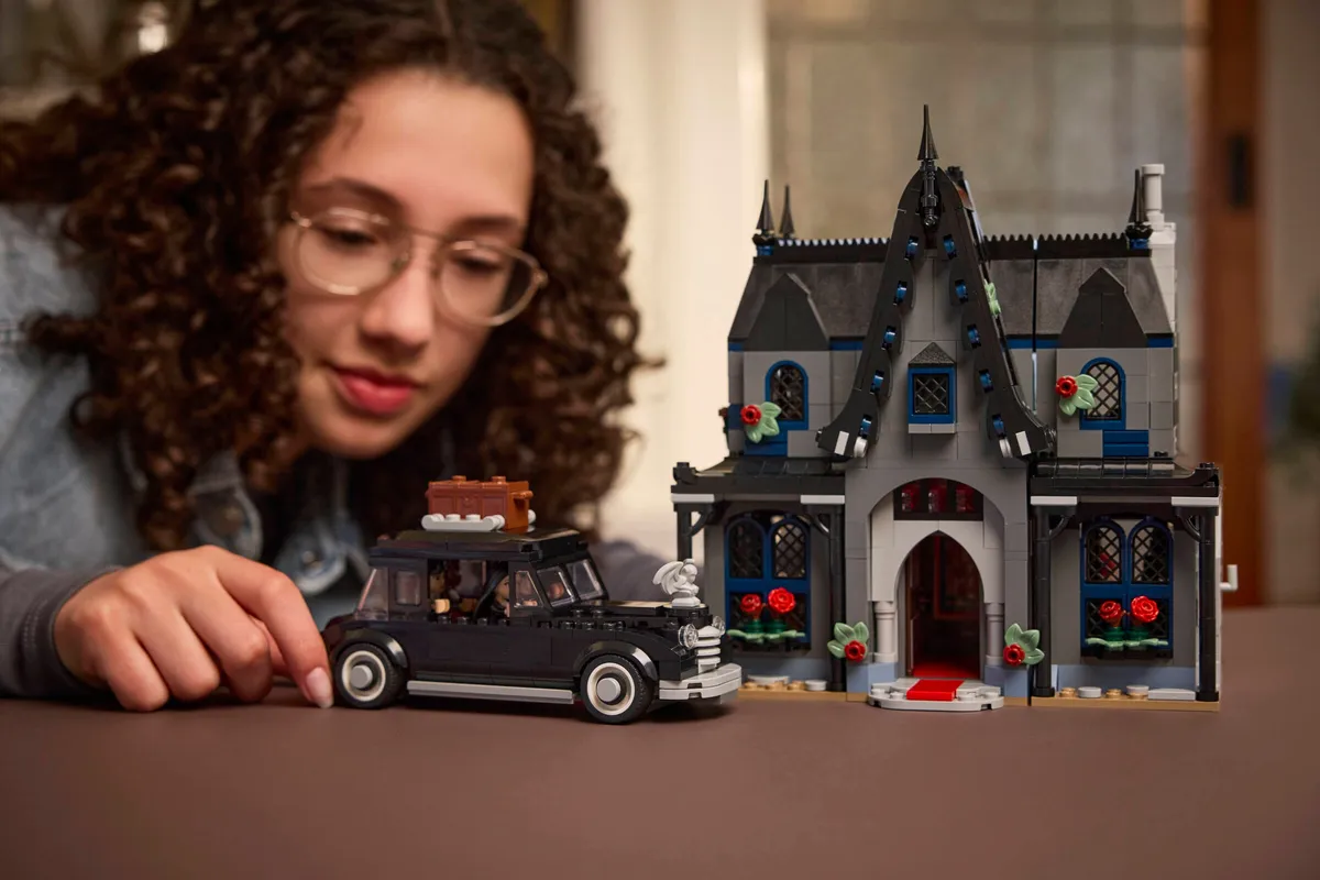 LEGO Morticia's Cottage (76786) - image 9