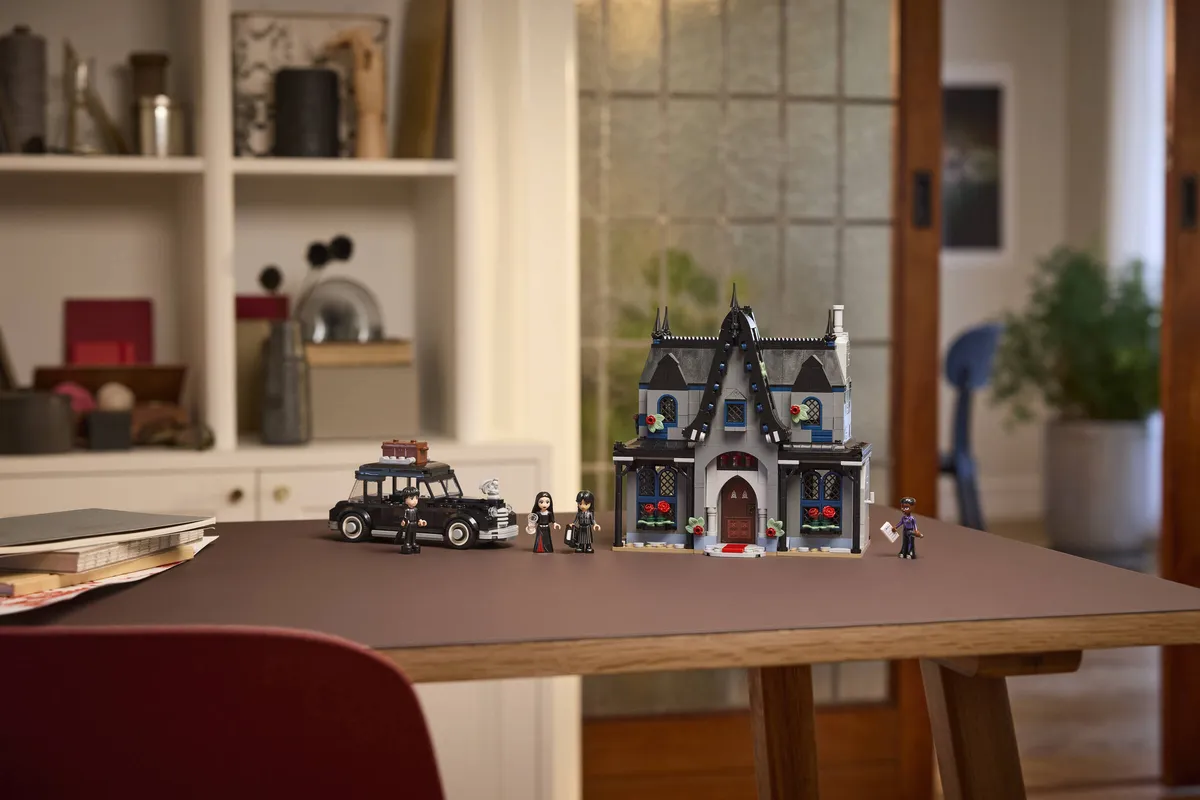 LEGO Morticia's Cottage (76786) - image 10