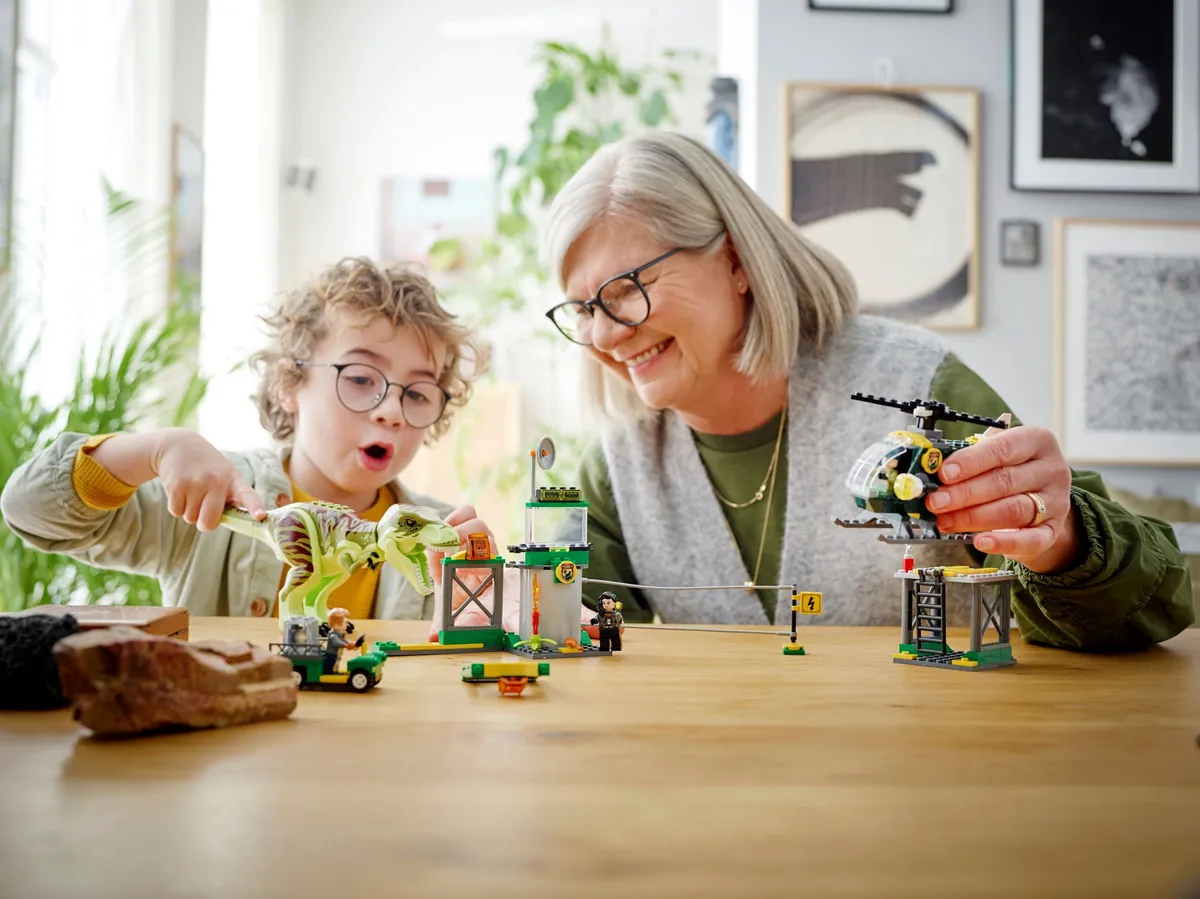 LEGO T. rex Dinosaur Breakout (76944) - Bild 8
