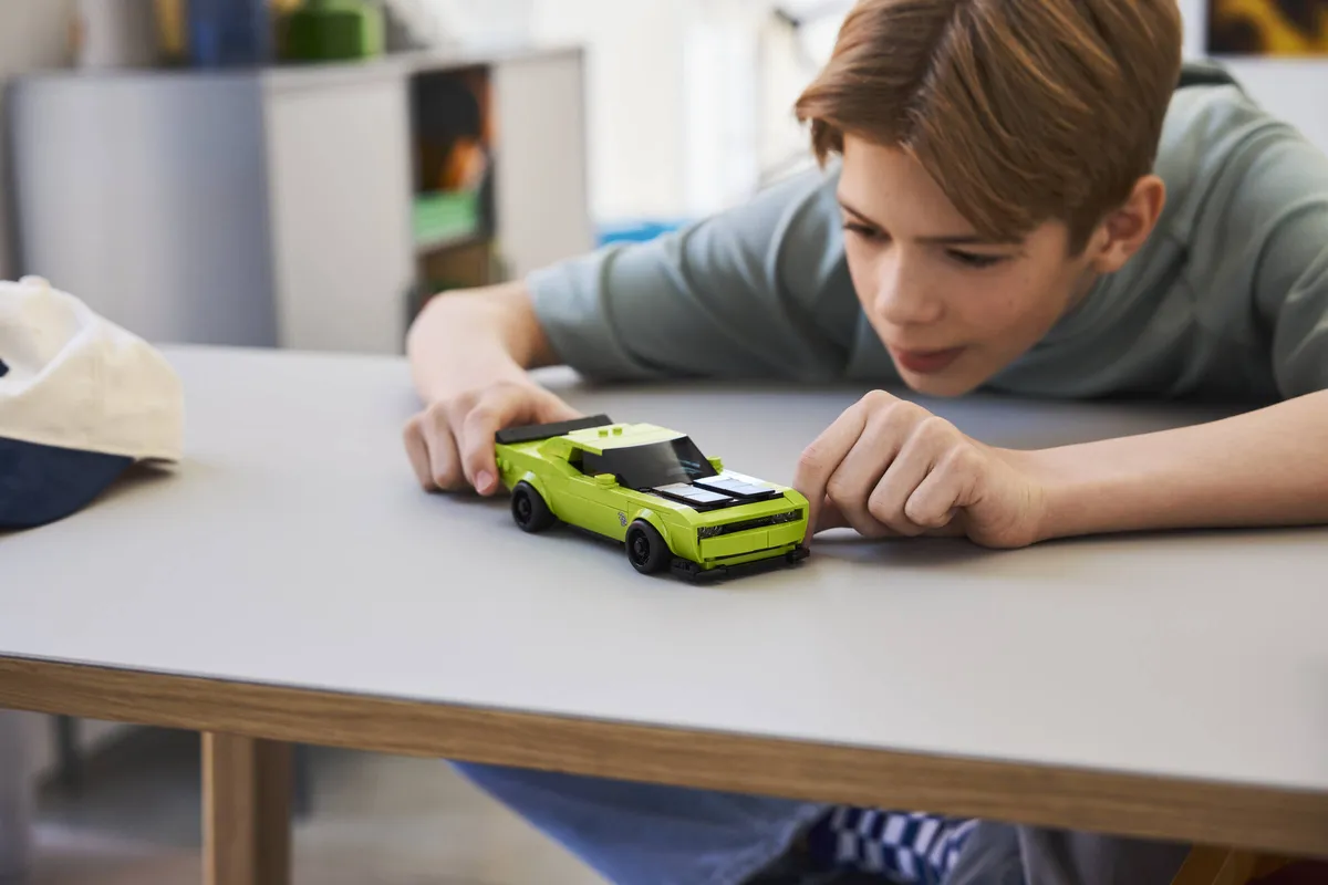 LEGO Dodge Challenger SRT Hellcat Sports Car (77237) - Bild 6