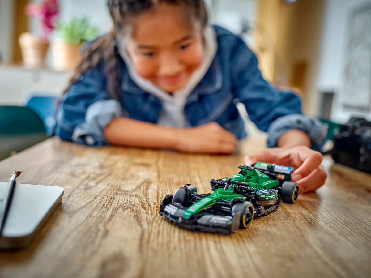 LEGO Aston Martin Aramco F1® AMR24 Race Car (77245) - Bild 6