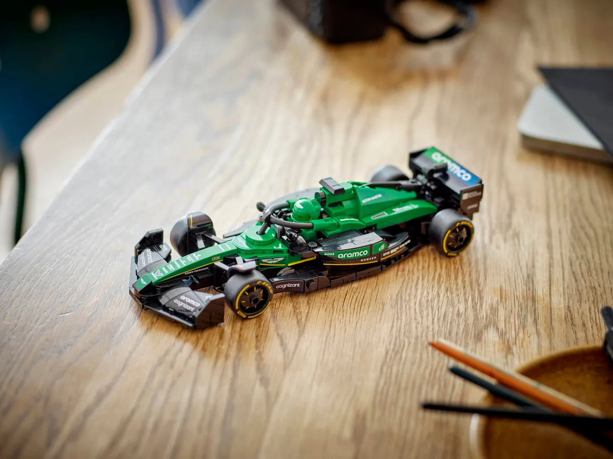 LEGO Aston Martin Aramco F1® AMR24 Race Car (77245) - Bild 7