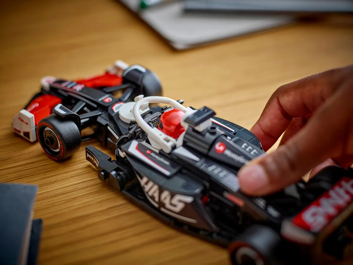 LEGO MoneyGram Haas F1® Team VF-24 Race Car (77250) - Bild 6
