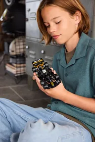 APXGP team racewagen uit F1® The Movie - Afbeelding 12 van 14